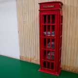 Entriamo cos� in quello che � un piano terra di un palazzo, notando come nella scuola non manchino richiami all�origine inglese delle donne, come la simbolica cabina telefonica rossa contenente i cd per le lezioni
